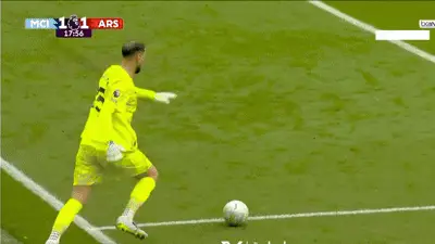Sai lầm chí mạng của Donnarumma khiến Man City đánh rơi lợi thế trước Arsenal