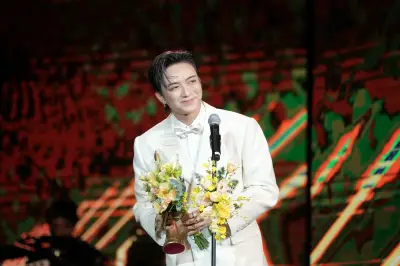 Soobin Hoàng Sơn và Hòa Minzy xuất sắc giành giải Ca sĩ của năm tại lễ trao giải Cống hiến lần thứ 20