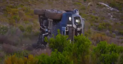 SUV hybrid bị đẩy xuống vách đá để thử phanh khẩn cấp