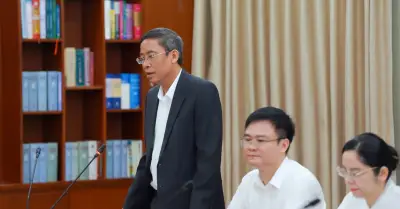 Từ Ngoại Ngữ Đến Ngôn Ngữ Thứ Hai: Khoảng Cách Giữa Mục Tiêu Và Thực Tiễn Giáo Dục