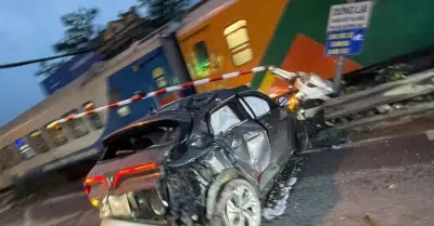 Ô tô vượt đường ngang dân sinh ở Hà Nội bị tàu SE6 tông, biến dạng văng ra xa