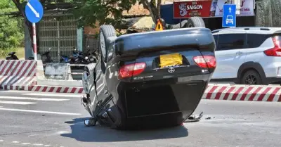 Tai nạn nghiêm trọng trên đường ra sân bay: Ô tô lật ngửa, ba người gặp nạn