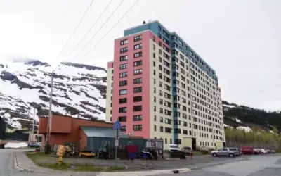 Thị Trấn Đặc Biệt Ở Alaska: Cả Thị Trấn Sống Chung Một Tòa Nhà