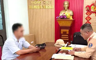 Tài xế liều mạng vượt đường sắt khi đèn đỏ bật sáng, bất chấp nguy hiểm