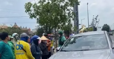 Tài xế taxi tử vong trong xe trên đường Phạm Văn Đồng, nghi đột quỵ