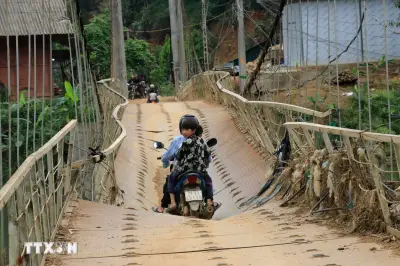 Tận cảnh người dân liều mình đi lại trên cầu treo bị hư hỏng nặng