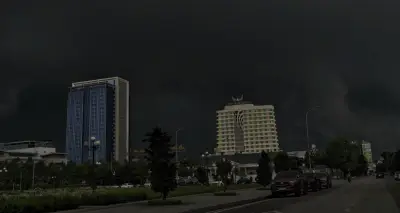 Trời tối sầm giữa buổi sáng, ô tô phải bật đèn pha tại Hà Nội