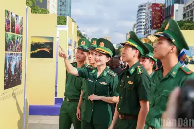 Triển lãm ảnh 'Việt Nam - Một dải non sông' và 'TP.HCM vang mãi khúc khải hoàn' khai mạc tại đường Nguyễn Huệ
