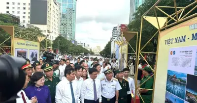 Triển lãm ảnh Việt Nam - Một dải non sông và TP.HCM vang mãi khúc khải hoàn khai mạc tại phố đi bộ Nguyễn Huệ