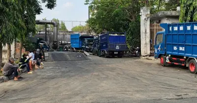 Trạm Ép Rác Bình Chánh Ùn Ứ, Người Thu Gom 'Ăn Chực Nằm Chờ' Thâu Đêm