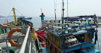 Tàu cá gặp nạn giữa biển, 12 người phát tín hiệu cầu cứu khẩn cấp