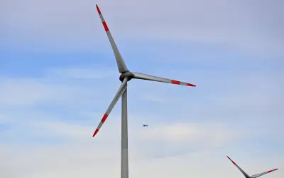 Turbine điện gió đổ do gió mạnh, bị trộm 'xẻ thịt' ngay sau đó
