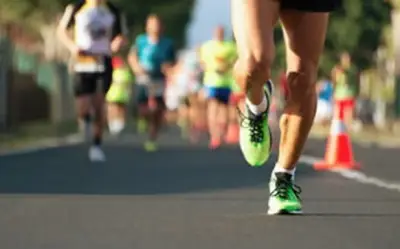 Vận động viên đột ngột gục ngã, ngừng tim trên đường chạy cách vạch đích 10 mét