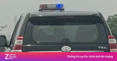 Xe biển trắng gắn còi hú, đèn xoay chạy vượt tốc độ trên cao tốc