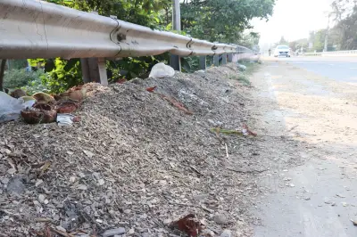 Xe tải chở gỗ gặp tai nạn, gỗ rải đầy mặt đường Quốc lộ 24C