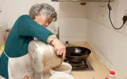 15 năm làm giúp việc cho ông chủ giàu có, ngày nghỉ việc tôi bật khóc khi mở túi quà