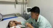 Bé gái móng bị vỡ tạ, gia đình nghèo cần thêm 20 triệu đồng cứu con