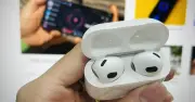 Bí ẩn lớp lưới đen trên AirPods: Không phải loa mà là 'trái tim' của âm thanh