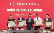 Bộ Nông nghiệp và Môi trường trao Huân chương Lao động cho 4 Thứ trưởng