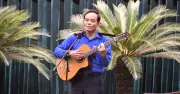 Bí thư Thành ủy TP.HCM ôm đàn hát tặng thanh niên trong buổi gặp gỡ kỷ niệm 95 năm Đoàn TNCS Hồ Chí Minh