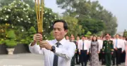 Bí thư Trần Lưu Quang dâng hương tưởng niệm anh hùng liệt sĩ dịp 30/4