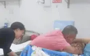 Bố vợ khóc nức nở ôm hôn con rể ung thư gan bị bệnh viện trả về