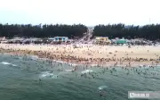 Bãi biển Thuận An Huế chật kín người giữa đợt nắng nóng gay gắt đầu hè