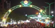 Biển người chen chân trong đêm khai mạc Festival du lịch Cửa Lò 2026