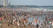 Biển Vũng Tàu đông nghịt ngày giỗ Tổ, du khách chen chân tắm từ sớm