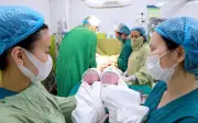 Bệnh viện Phụ Sản Hà Nội đón hai bé chào đời an toàn từ sản phụ 56 tuổi