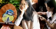 Cô gái Lâm Đồng thêu tranh triệu đồng trên lá mít khô, chinh phục chất liệu giòn mỏng