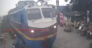Camera Ghi Lại Cảnh Nam Tài Xế Xe Máy Cướp Đường Tàu Hỏa, Nguy Hiểm Rình Rập