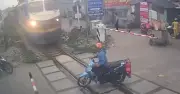 Camera ghi lại toàn cảnh nam tài xế xe máy cướp đường tàu hỏa ở Hà Nội