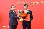 Chủ tịch Quốc hội trao Nghị quyết phê chuẩn Trưởng đoàn Đại biểu Quốc hội