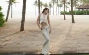 Chi Pu khoe thân hình đồng hồ cát ở Hội An