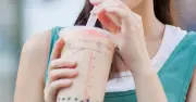 Chuyên gia cảnh báo: Uống trà sữa hàng ngày tăng nguy cơ béo phì và bệnh tật