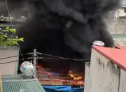 Cháy kho đông lạnh trong ngõ nhỏ Hà Nội, thiêu rụi nhiều xe máy