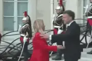 Cái ôm 'khó xử' giữa Tổng thống Pháp và Thủ tướng Italy gây xôn xao mạng xã hội