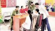 Công an Hà Nội hỗ trợ người dân tích hợp dữ liệu trên VNeID, iHanoi