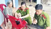 Công An Đà Nẵng Đi Từng Ngõ, Gõ Từng Nhà Hỗ Trợ Cấp Căn Cước Cho Người Yếu Thế