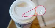 Công dụng bất ngờ của chiếc lỗ nhỏ trên nắp cốc cà phê