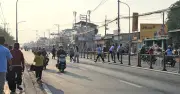 Công nhân TP.HCM liều mạng leo dải phân cách vì sợ trễ giờ làm