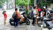 CSGT Hà Nội xử lý nghiêm phụ huynh dừng đỗ xe tùy tiện trước cổng trường