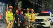 CSGT Quảng Trị phát hiện thiếu niên đi xe đạp lạc đêm khuya, đưa về với gia đình