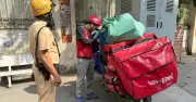 CSGT TP.HCM cảnh báo lỗi vi phạm phổ biến của shipper và tài xế công nghệ