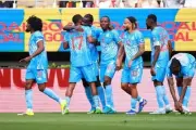 Cầu thủ CHDC Congo bơi trong tiền sau chiến tích giành vé dự World Cup