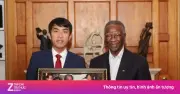 Cựu Tổng thống Nam Phi Thabo Mbeki nhận quà kỷ niệm từ gia đình Đại tướng Võ Nguyên Giáp
