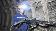 Cuộc Sống Thầm Lặng Của Những Người Thợ Mỏ: Gánh Vác Nguy Hiểm Dưới Lòng Đất