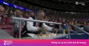 CĐV Atletico gây sốt với hành động làm bánh mì giữa trận bán kết Champions League