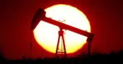 Giá dầu thế giới tăng mạnh trở lại sau khi Iran đóng cửa eo biển Hormuz